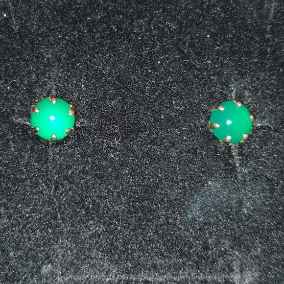 Elegant Vintage 14K Gold Natural Vivid Green Chrysoprase Cabochon Stud Earrings - Picture 11 of 11